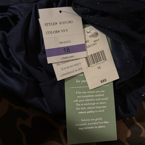 NWT Size 18 J Taylor Gown - Picture 3 of 3